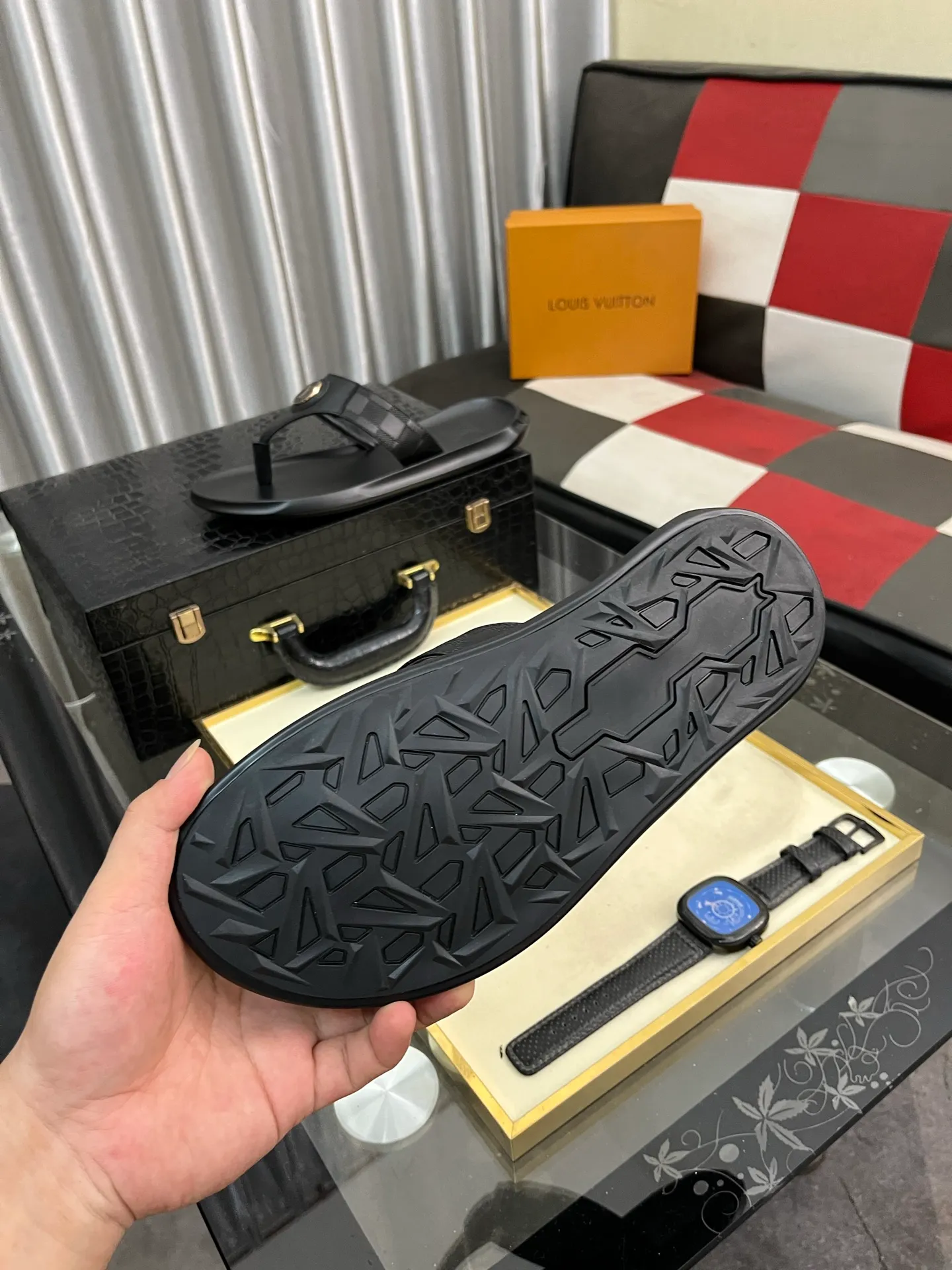 Men's shoes 💰260⌚️⌚️lv-Louis Vuitton) new men's sandals, high-end boutique, exquisite embossed logo decoration on the upper, fine workmanship, super soft soles, casual, loose and comfortable, a must-have in summer! \nsize: 38-443️⃣Colors available